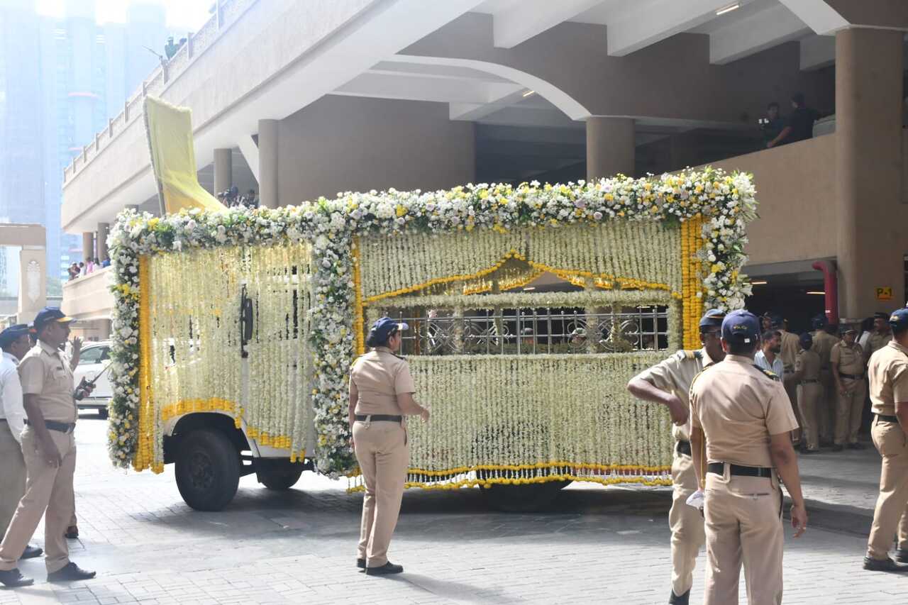 Asha Bhosle's mortal remains were taken from her Lower Parel residence to the crematorium in a vehicle decorated with flowers, as thousands of police personnels accompnaied to maintain law and order.
